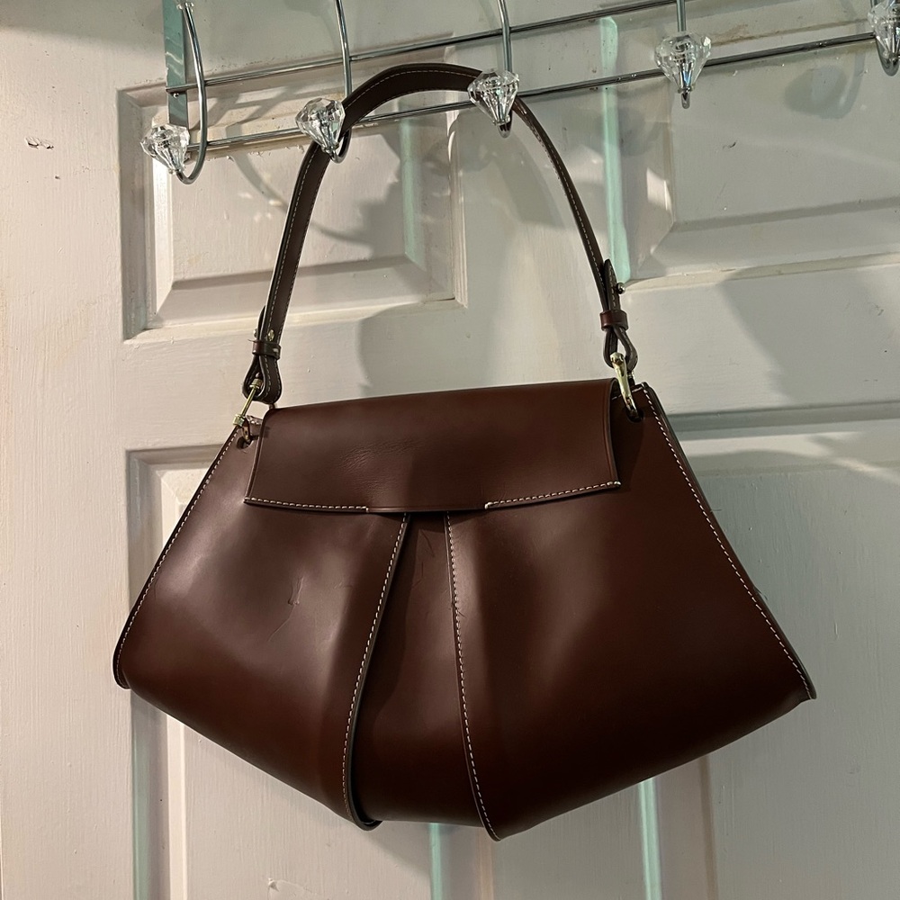Elegant Brown Leather Handbag - Picture 2 of 6